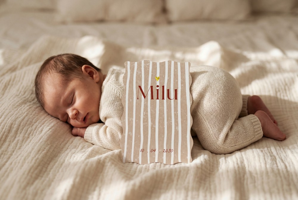 geboortekaartje Milu met beige strepen en golvende rand
