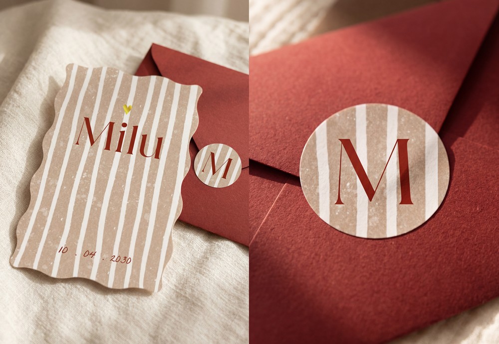 luxe geboortekaartje met rode envelop en zachte tinten