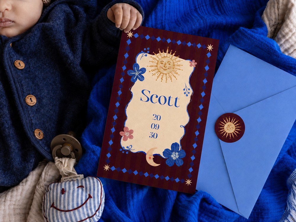 Geboortekaartje Scott met blauwe envelop en baby in donkerblauwe kleding