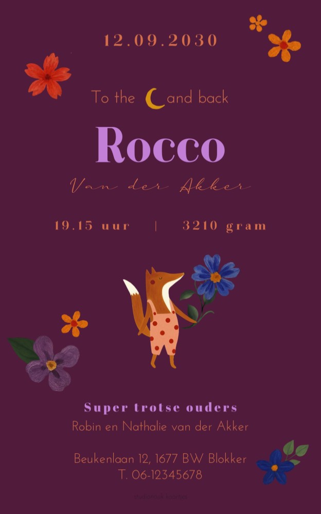 Achterkant geboortekaartje meisje met vosje – paarse kaart met geboortedatum, naam Rocco en bloemenillustraties. Origineel handgeschilderd ontwerp van Atelier Lux.