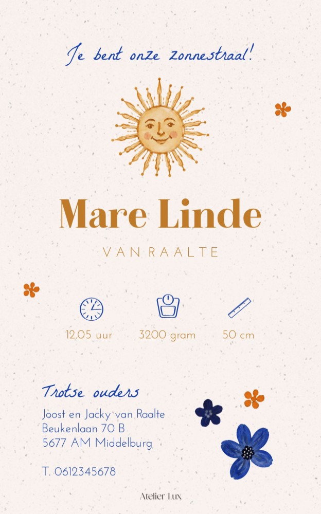 Achterzijde van geboortekaartje Mare met geboortegegevens, handgeschilderde zon en blauwe bloemen in Atelier Lux stijl.
